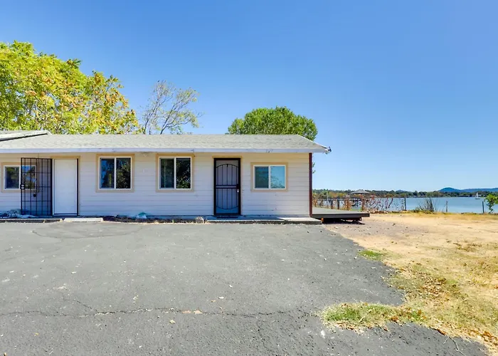 End Unit W/ Clear Lake Access In Norcal!