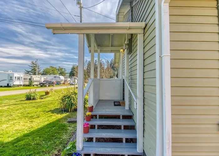 #Stayinmydistrict Lakeside Cottage