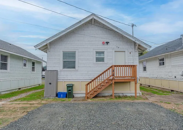 #Stayinmydistrict Coos Bay Goldfinch Cottage
