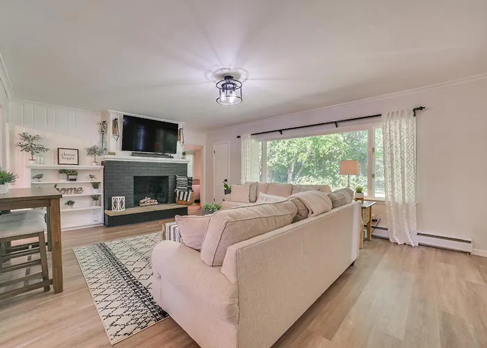 Gaylord Family Home: Walk To Shops & Restaurants!