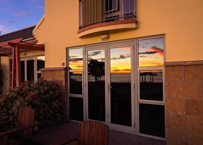 The Anchor Inn Beachfront Motel