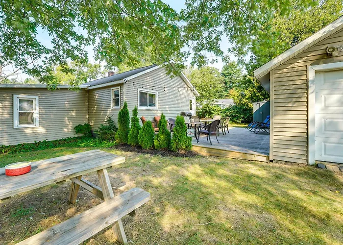 Game Room, Fire Pit! Family Home By Lake Michigan