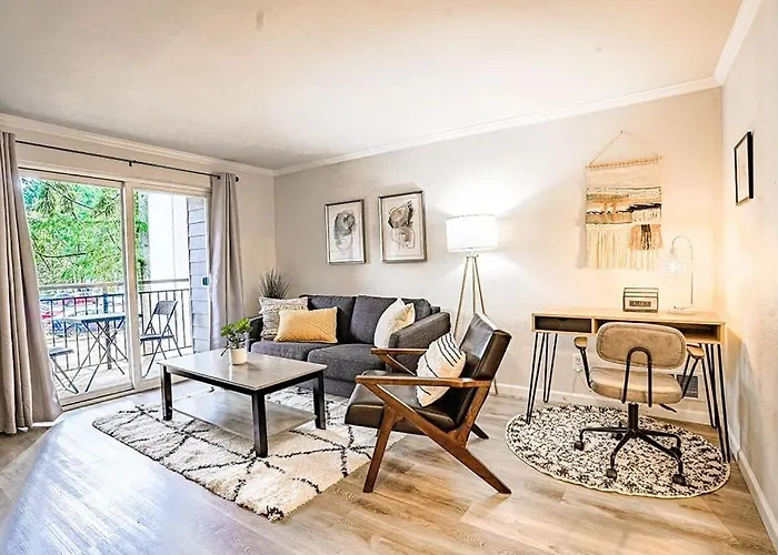 Condo With King Bed, Walk To Microsoft & Park