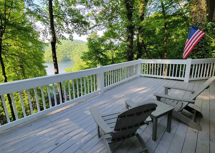 Mountain Lake Retreat I Getaway With Stunning Views