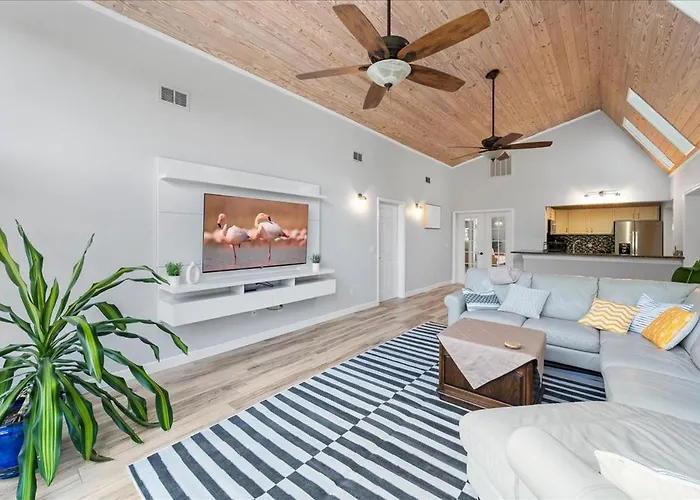5B - Modern Pool - Game Room - Beachside - 7 Bed - Mural- Ac - Washer Dryer