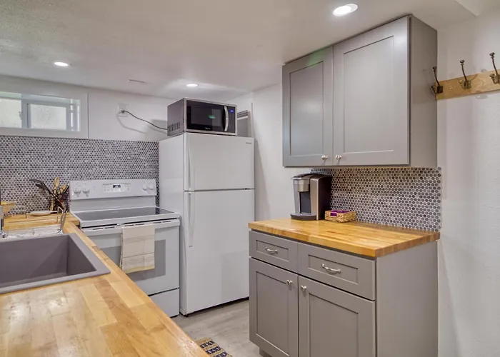 Great Find! Downtown Oasis With Office Setup