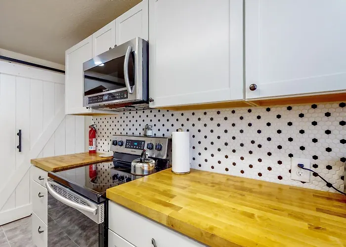 Charming Downtown Bungalow - King Bed, Office