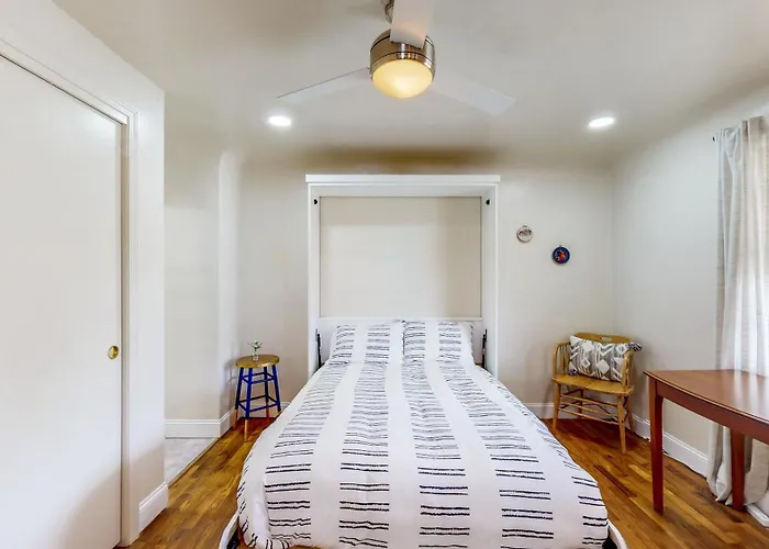 Charming Downtown Bungalow - King Bed, Office