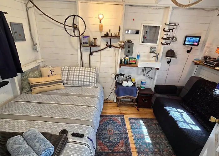 The Stabbin Cabin On Grant Island, Brantingham Lake - Hottub, Boat, Pet Friendly