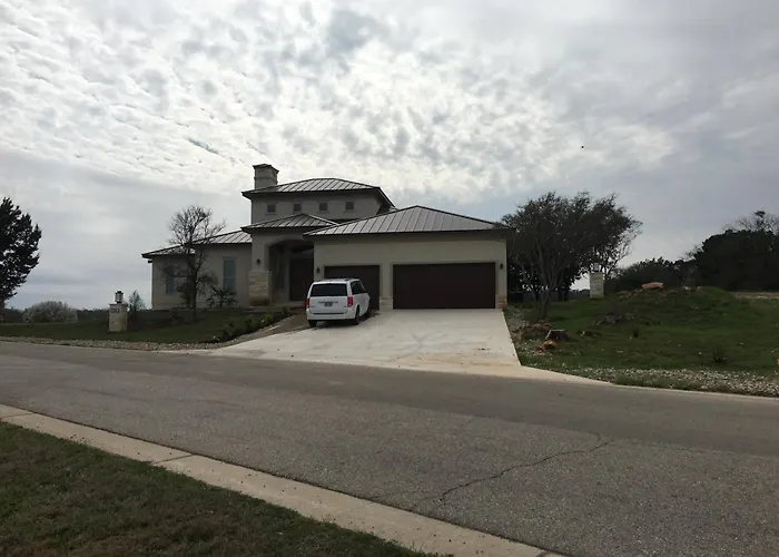 Luxury In Spacious Home