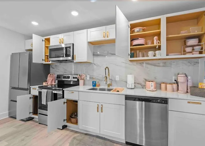 Luxury Pink Suite In Downtown