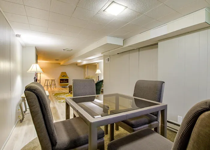 < 1 Mi To Lambeau Field: Green Bay Home W/ Grill!