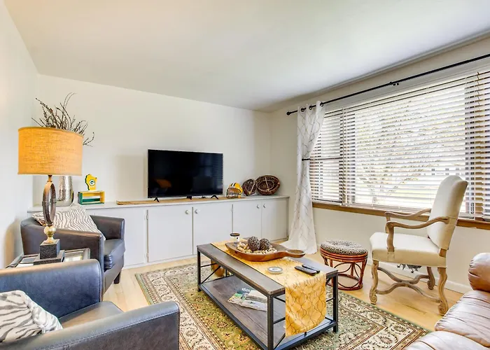 < 1 Mi To Lambeau Field: Green Bay Home W/ Grill!
