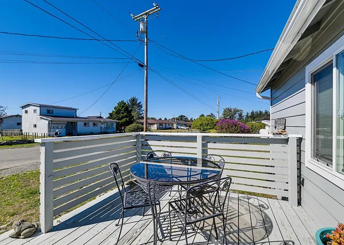 Updated Home 2 Mi To Beach In Crescent City!