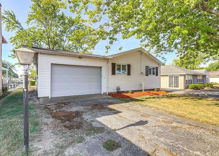 Waterfront Port Clinton Cottage: 5 Mi To Lake Erie