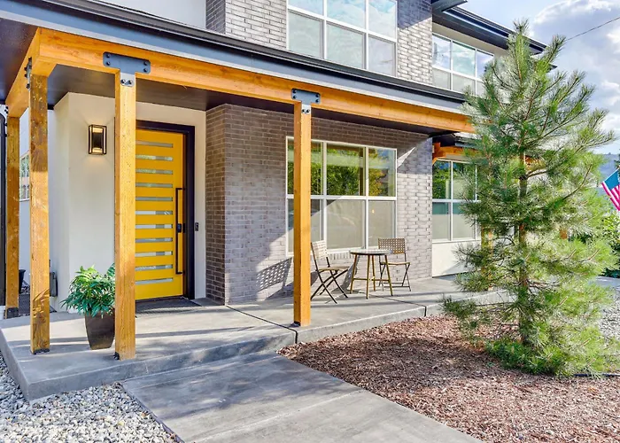 Hot Tub & Mtn-View Rooftop Deck: Golden Home