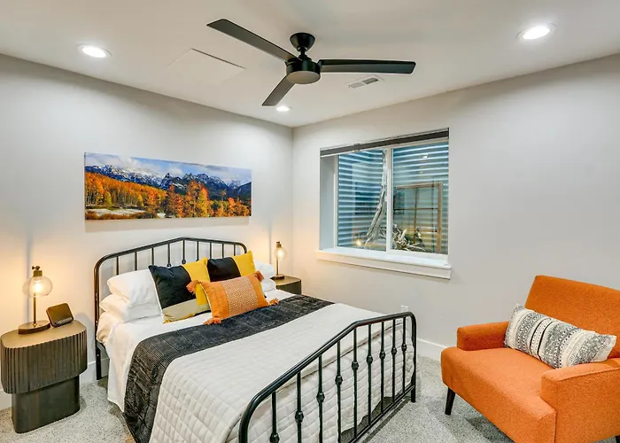 Hot Tub & Mtn-View Rooftop Deck: Golden Home