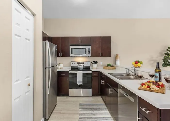 Gorgeous Townhome Close To The Beaches