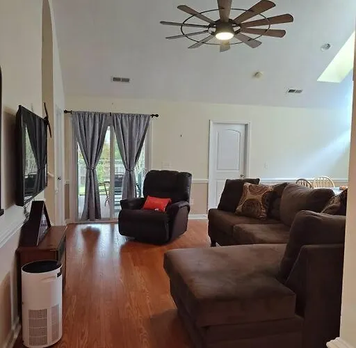 Work Group And Family Friendly! 3 Bedroom House With Screened In Porch