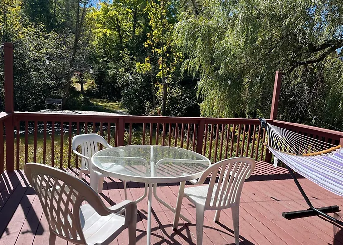 Sleeping Bear Riverside Cabins - Cabin 5