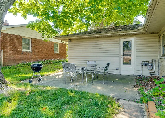 2 Mi To Purdue: Modern Home In West Lafayette