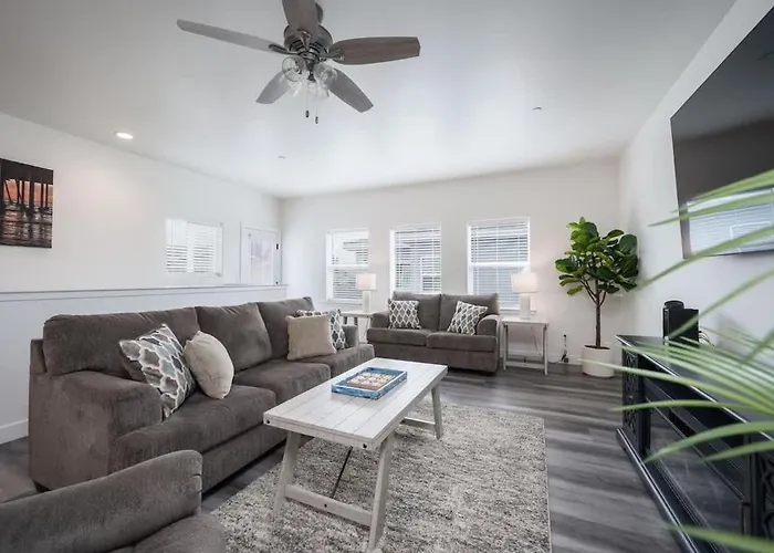 Game Room! Rooftop Deck! Sleeps 11