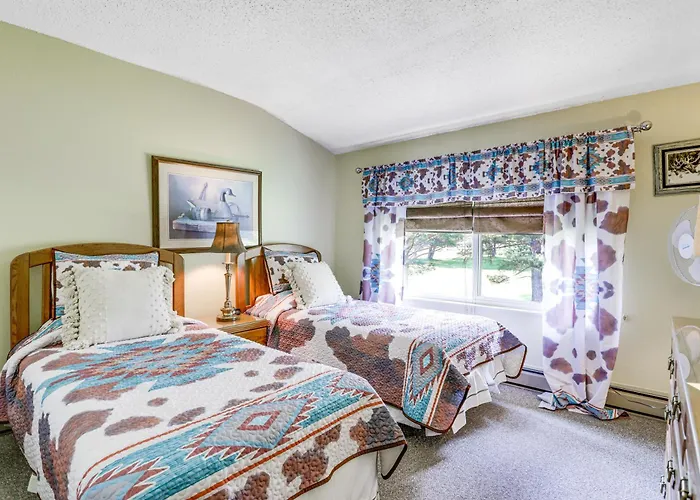 Carbondale Condo W/ Balcony & Golf Course Views!