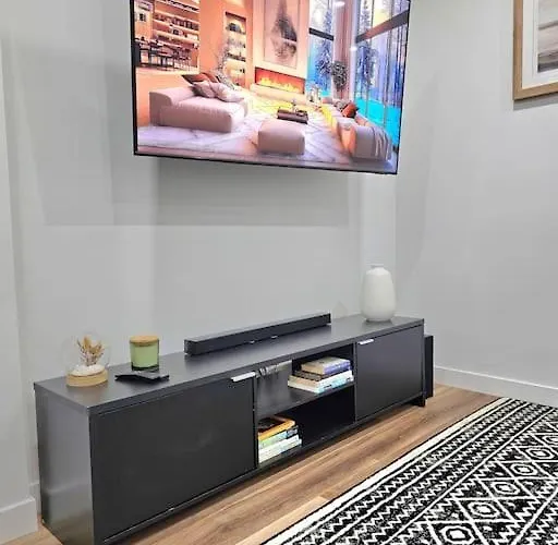 Cozy 2 Bedrooms And 1 Bath For 4 Guests!