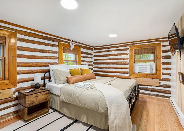 Modernized Log Cabin W Hot Tub Fire Pit & Views