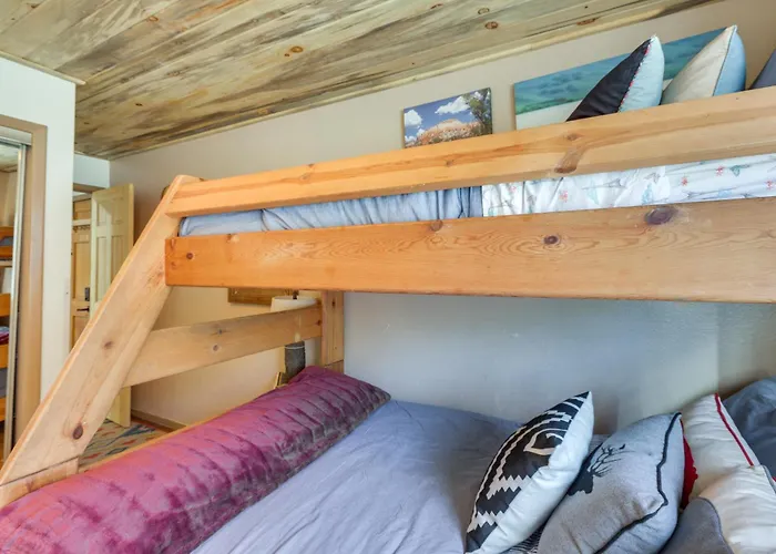 Ski-In Red River Retreat: Balcony, Mountain Views!