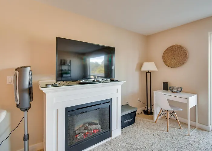 Westport Vacation Rental: Walk To Beach!