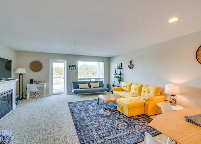Westport Vacation Rental: Walk To Beach!
