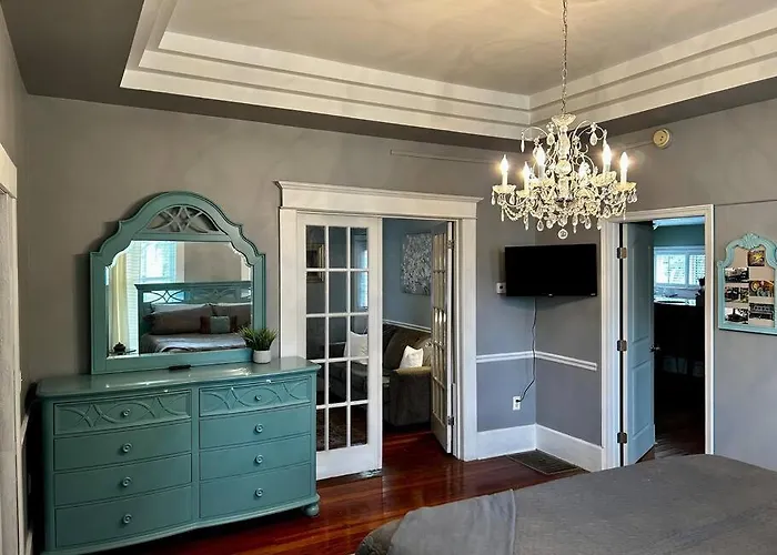 Nash House | Historic Downtown Retreat 3/1