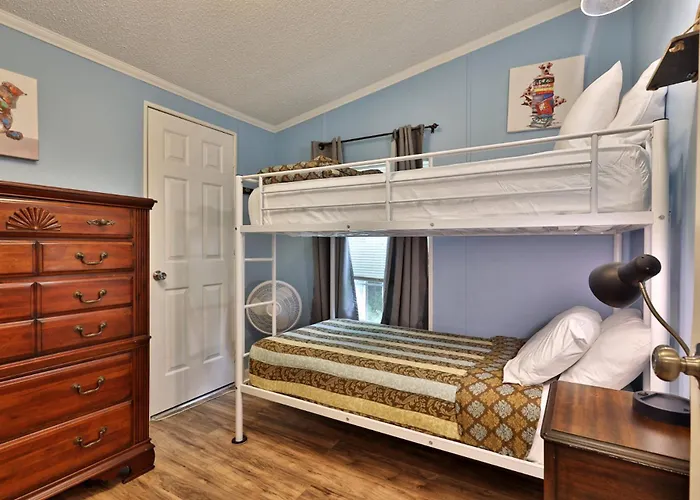 The Bomoseen Bungalow - Vermont Lake House Close To Ski Resorts! Private Dock, Ski Rental Ticket Deals