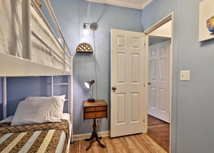 The Bomoseen Bungalow - Vermont Lake House Close To Ski Resorts! Private Dock, Ski Rental Ticket Deals