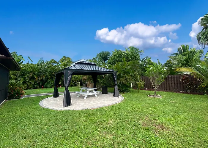 Cozy Coral Cottage With Tiki Hut, Mini Golf, Arcade And Grill