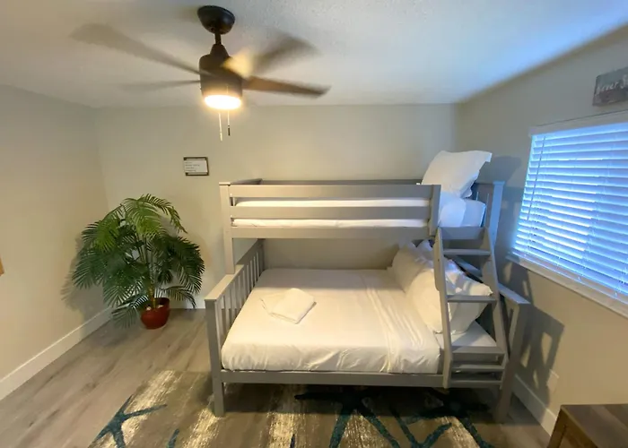 Cozy Coral Cottage With Tiki Hut, Mini Golf, Arcade And Grill
