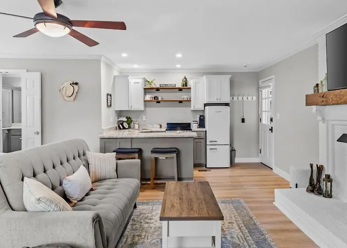 The Country Cottage, Charming 1-Acre Country Escape Near Historic Downtown Franklin