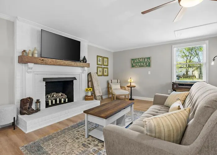 The Country Cottage, Charming 1-Acre Country Escape Near Historic Downtown Franklin