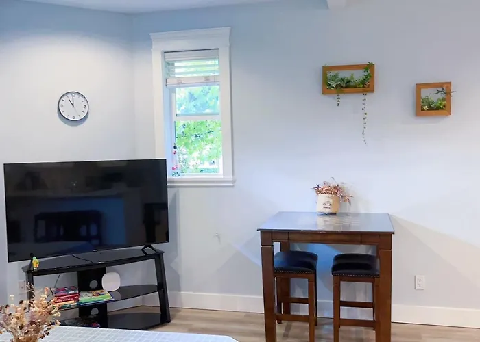 Ground Level Two Bedrooms Suite Near Lake And Golf Course