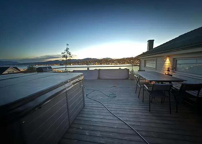 Moderne Sentral Villa Med Fantastisk Utsikt Over Byen