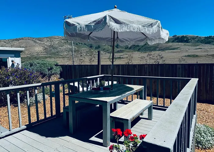 Ocean And Sunset Views - Cliff Side Cottage