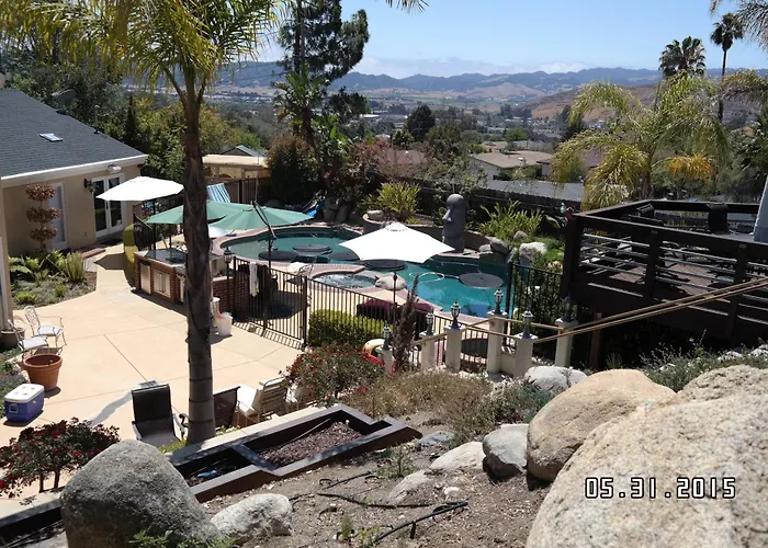 Oasis Private Entry Suite, Pool, Jacuzzi And More