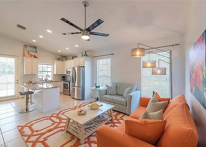 Discreet Retreat, Modern Home With Private Backyard