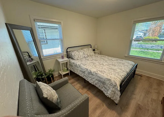 Cozy Neutral Farmhouse, Coffee Provided, Relaxation Optional