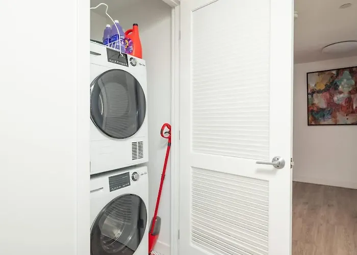 Central Penthouse City Skyline Views Gym Sleep 8