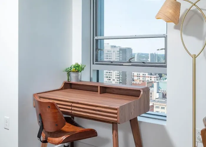 Central Penthouse City Skyline Views Gym Sleep 8