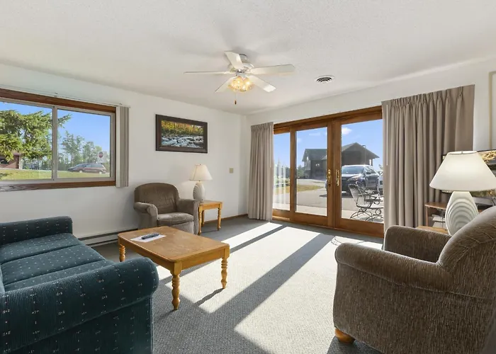 Pelican Lakes Motel