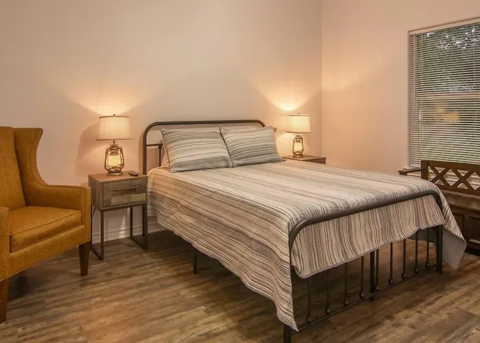 3 Bedroom House 5 Min Walk To Square