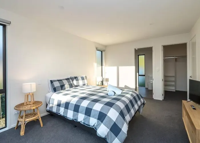 Luxe On Burgundy, Martinborough